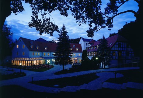 Hotel Schloss Schweinsburg Neukirchen Außenansicht bei Nacht