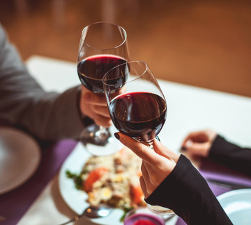 Dinner mit Wein | © Shutterstock