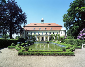 Hotel Schloss Schweinsburg Neukirchen exterior baroque facade