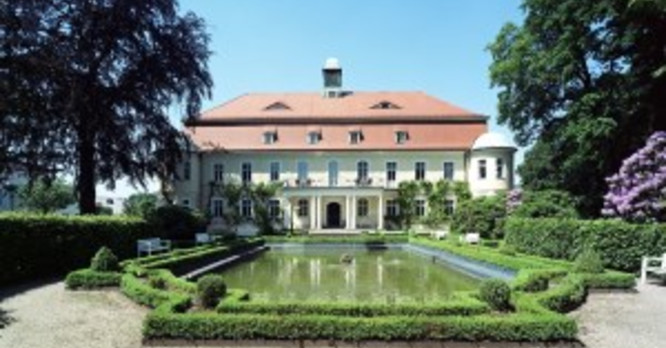 Hotel Schloss Schweinsburg Neukirchen Außenansicht Barockfassade