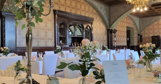 Wedding table decorations at Hotel Schloss Schweinsburg