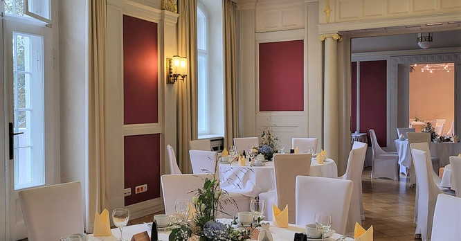 Wedding table decorations at Hotel Schloss Schweinsburg