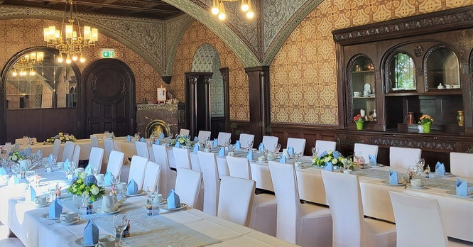 Wedding table decorations at Hotel Schloss Schweinsburg