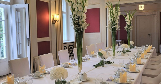Wedding table decorations at Hotel Schloss Schweinsburg