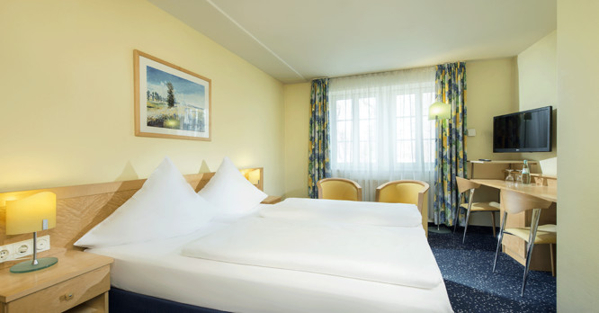 Hotel Schloss Schweinsburg Neukirchen double room Wasserburg